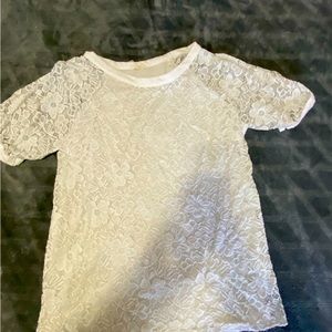 White vintage daisy design lace with white lining tee shirt cap sleeves